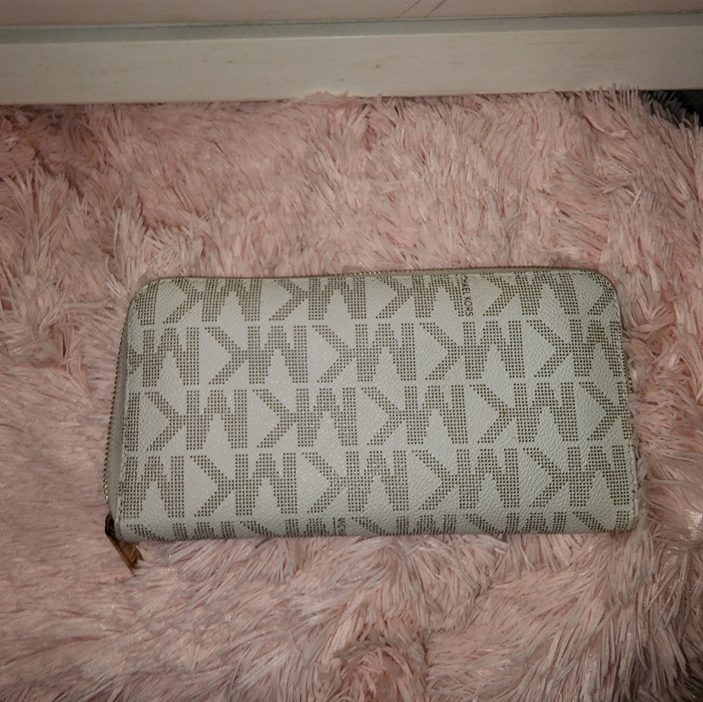 Authentic Extra Large Michael Kors Wallet - Picture 2 of 3